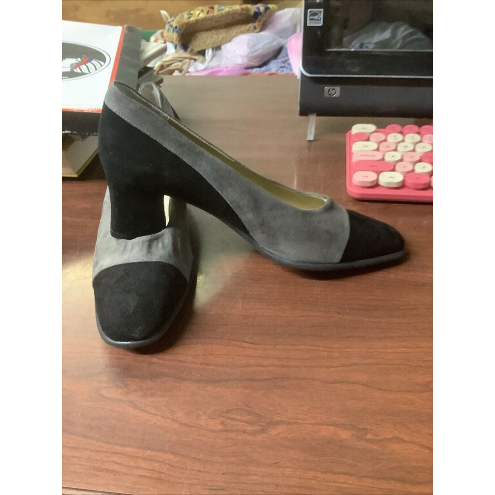 Elegant Black Heels with Classic Design - Picture 5 of 8
